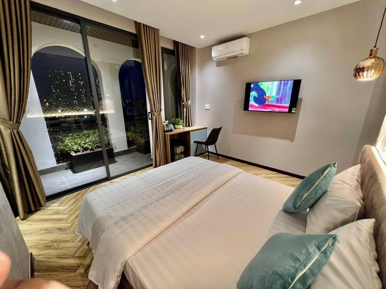 Habitación Deluxe, balcón, vistas a la ciudad | Zona de estar | Una televisión