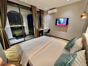 Chambre Deluxe, balcon, vue ville | Coin séjour | Télévision