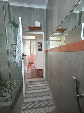 Suihku, hiustenkuivaaja, bidee, pyyhkeet