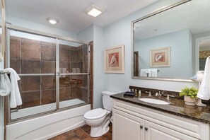 Regadera, tina de hidromasaje, secadora de cabello, toallas 