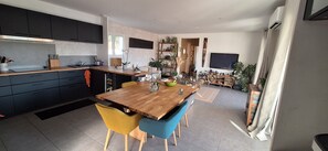 Microwave, oven, stovetop, dishwasher - The "Douceur des Cévennes" villa -Calm and natural with views of the Cévennes. (Servas)