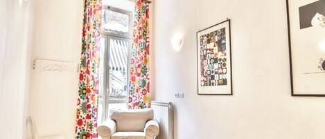 2 habitaciones, tabla de planchar con plancha, cuna de viaje y wifi