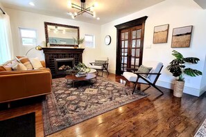 Smart-tv, een open haard, videospelletjes en boeken