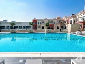Pool - Elegant 2 Bedroom Apartment -Binghatti Emerald JVC (Dubai)