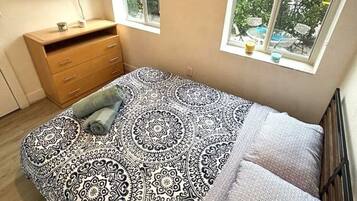 1 chambre, bureau, fer et planche Ă  repasser, lit parapluie