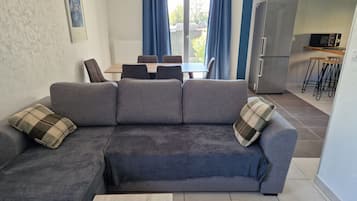 Télévision, livres, espaces bureaux