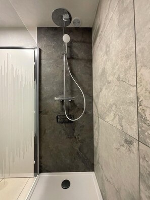 Shower, hair dryer, towels, soap - Warm house for a stay less than 1 km from Colmar (Wintzenheim)