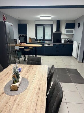 Fridge, microwave, oven, stovetop - Warm house for a stay less than 1 km from Colmar (Wintzenheim)