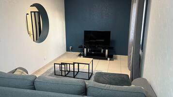 Télévision, livres, espaces bureaux