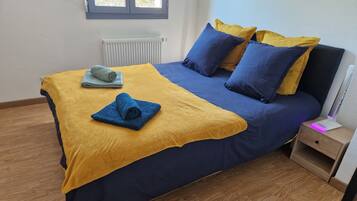 2 chambres, bureau, fer et planche Ă repasser, lit parapluie