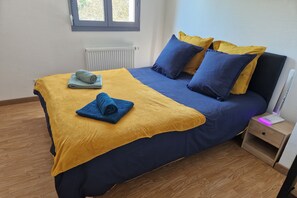 2 Schlafzimmer, Schreibtisch, Bügeleisen/Bügelbrett, Reisekinderbett