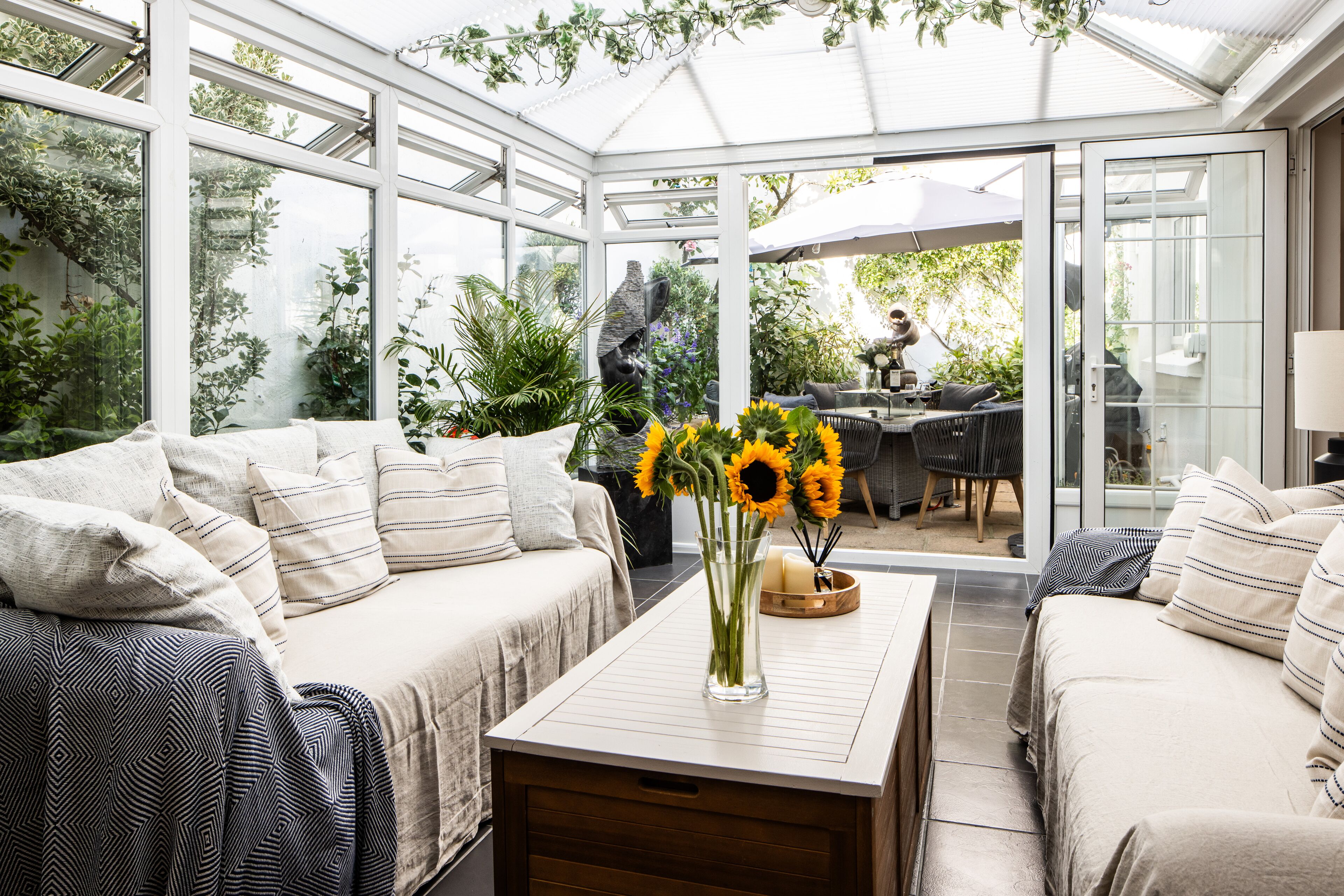 Smart TV, libros, oficina y monitor de computadora 