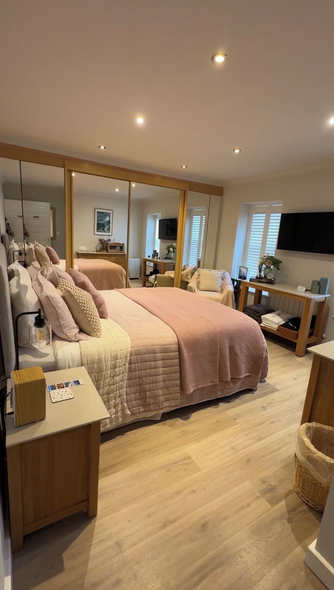 4 habitaciones, caja de seguridad en la habitación y escritorio 