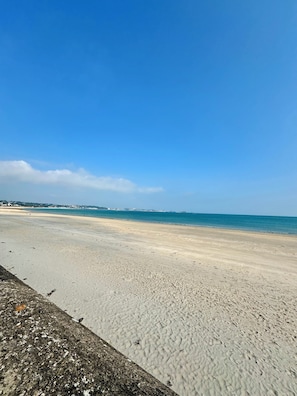 Playa en los alrededores y toallas de playa