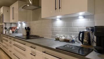 Geladeira, micro-ondas, fogão, cooktop