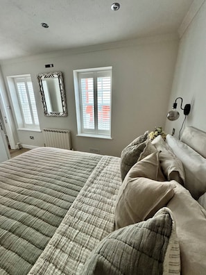 4 bedrooms, in-room safe, desk, iron/ironing board