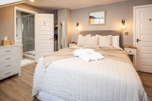 4 bedrooms, in-room safe, desk, iron/ironing board - Townhouse with gated parking in St Helier (St Helier)