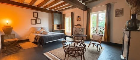 4 bedrooms, desk, iron/ironing board, travel crib