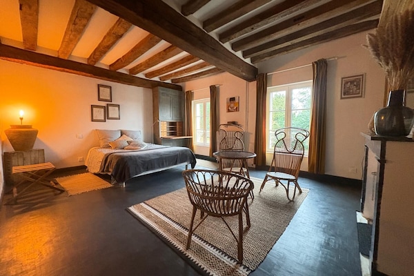 4 bedrooms, desk, iron/ironing board, travel cot