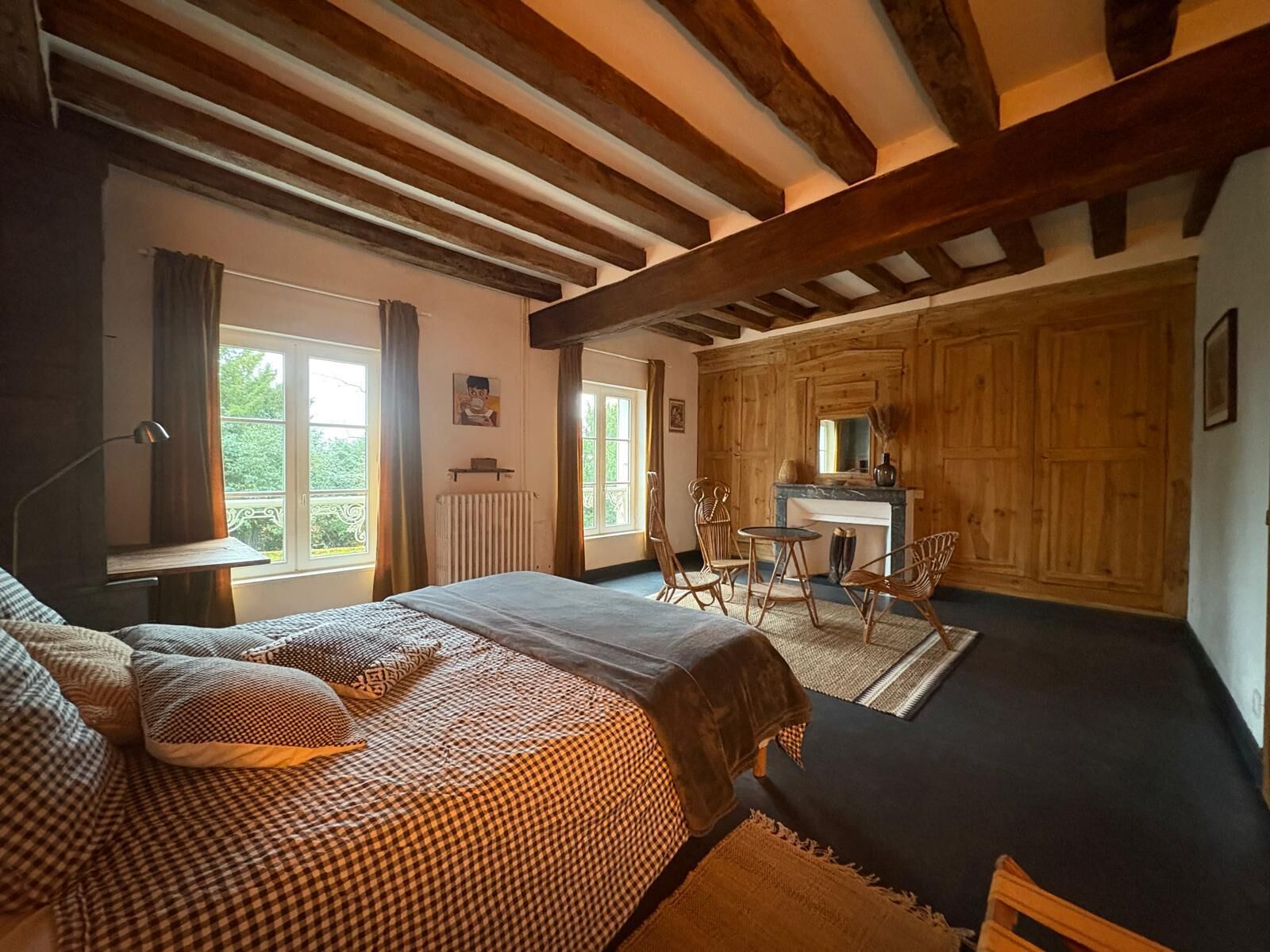 4 quartos, escrivaninha, ferros/tábuas de passar roupa, berço de viagem