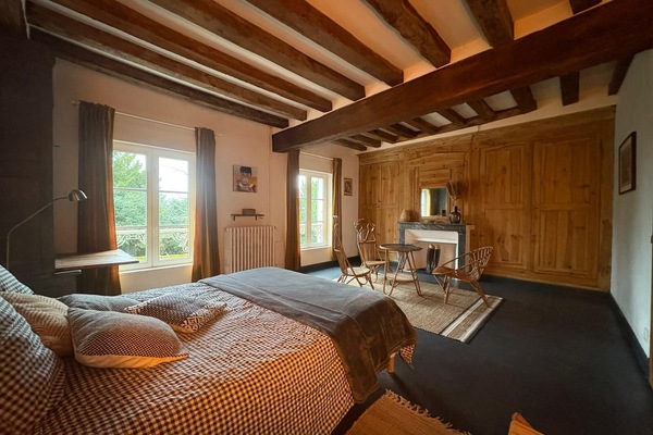 4 quartos, escrivaninha, ferros/tábuas de passar roupa, berço de viagem