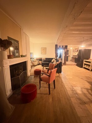 Fireplace, video games - La Bourrellerie - Cocoon in the heart of Perche (Beaumont-les-Autels)