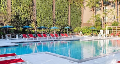 3 bedroom Dolphin Cove located just down the road from Disney!