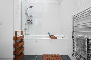 Haartrockner, Handtücher, Toilettenpapier