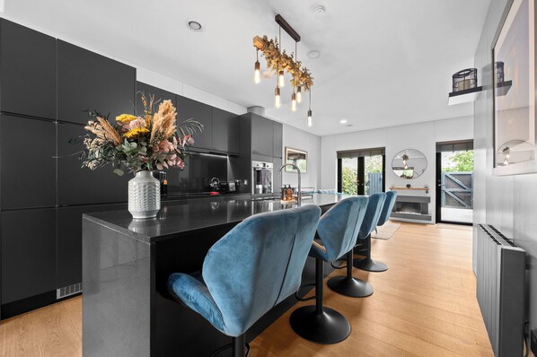 Private kitchen - Cityscape MCR Townhouse - Free parking & garden (Salford)