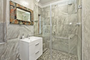 Secador de cabelo, toalhas de banho, sabonete, papel higiênico