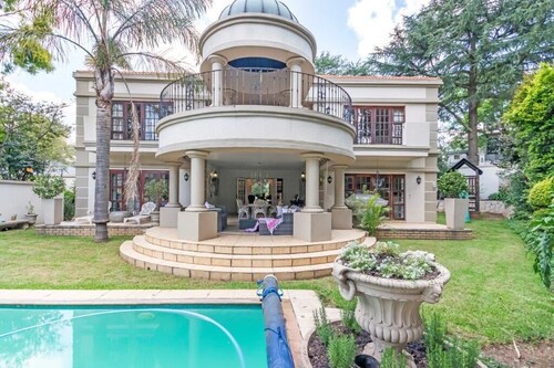 Luxury 5-bedroom house with WiFi, Solar in Sandton