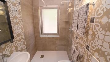 Habitación Confort doble | Edredones de plumas, colchones Select Comfort, mobiliario individual