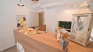 A kitchen area with a wooden counter, a coffee machine, and a lantern. - B&B CASA GIOVANNA (Isola del Giglio)