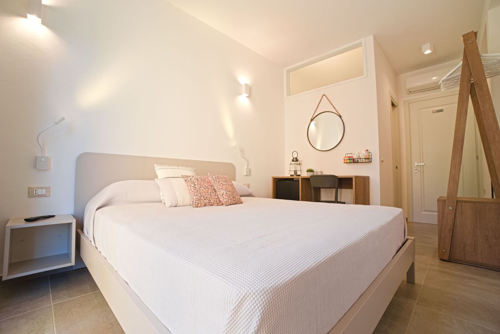 Eenvoudige tweepersoonskamer, terras, uitzicht op de binnenplaats | Donsdekens, Select Comfort-bedden, individueel gemeubileerd, een bureau