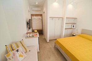 Comfort Double Room | Down duvets, Select Comfort beds, individually furnished, desk - B&B CASA GIOVANNA (Isola del Giglio)