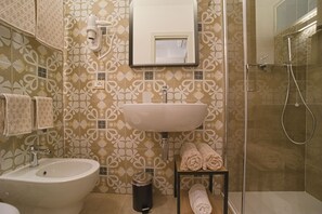 Chambre de base double, patio, vue sur la cour intérieure | Salle de bain | Douche, séchoir à cheveux, peignoirs, savon