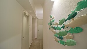 A hallway with a wall-mounted fish sculpture. - B&B CASA GIOVANNA (Isola del Giglio)