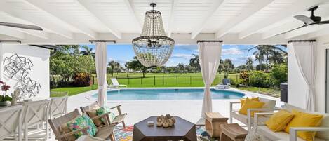 House | 3 bedrooms, desk