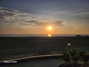 Sulla spiaggia, lettini da mare
