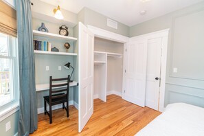 7 chambres, coffres-forts dans les chambres, bureau