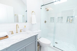Douche, sèche-cheveux, serviettes fournies, savon