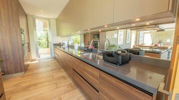 House, Balcony | Private kitchen | Electric kettle