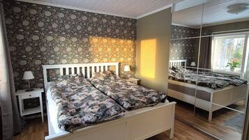 4 bedrooms, iron/ironing board, free WiFi