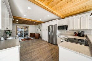 冷蔵庫、電子レンジ、オーブン、コンロ