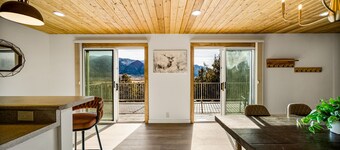 Newly Remodeled Mountainside Duplex w/ Epic Views-Upper Floors, Optional Hot Tub