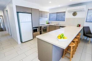 Køleskab, mikrobølgeovn, ovn, kogeplade