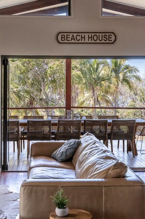 TV - Seabreeze - 5 BR w/ Pool Table - Beachfront (Agnes Water)