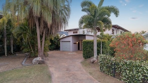 Exterior - Seabreeze - 5 BR w/ Pool Table - Beachfront (Agnes Water)