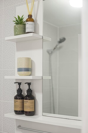 Haartrockner, Handtücher, Seife, Toilettenpapier