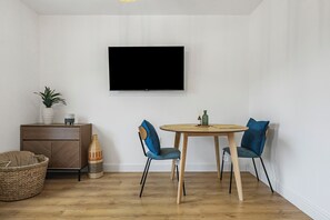 Dining - The Hoxton Nest - Stylish 1 Bed Shoreditch Flat (London)